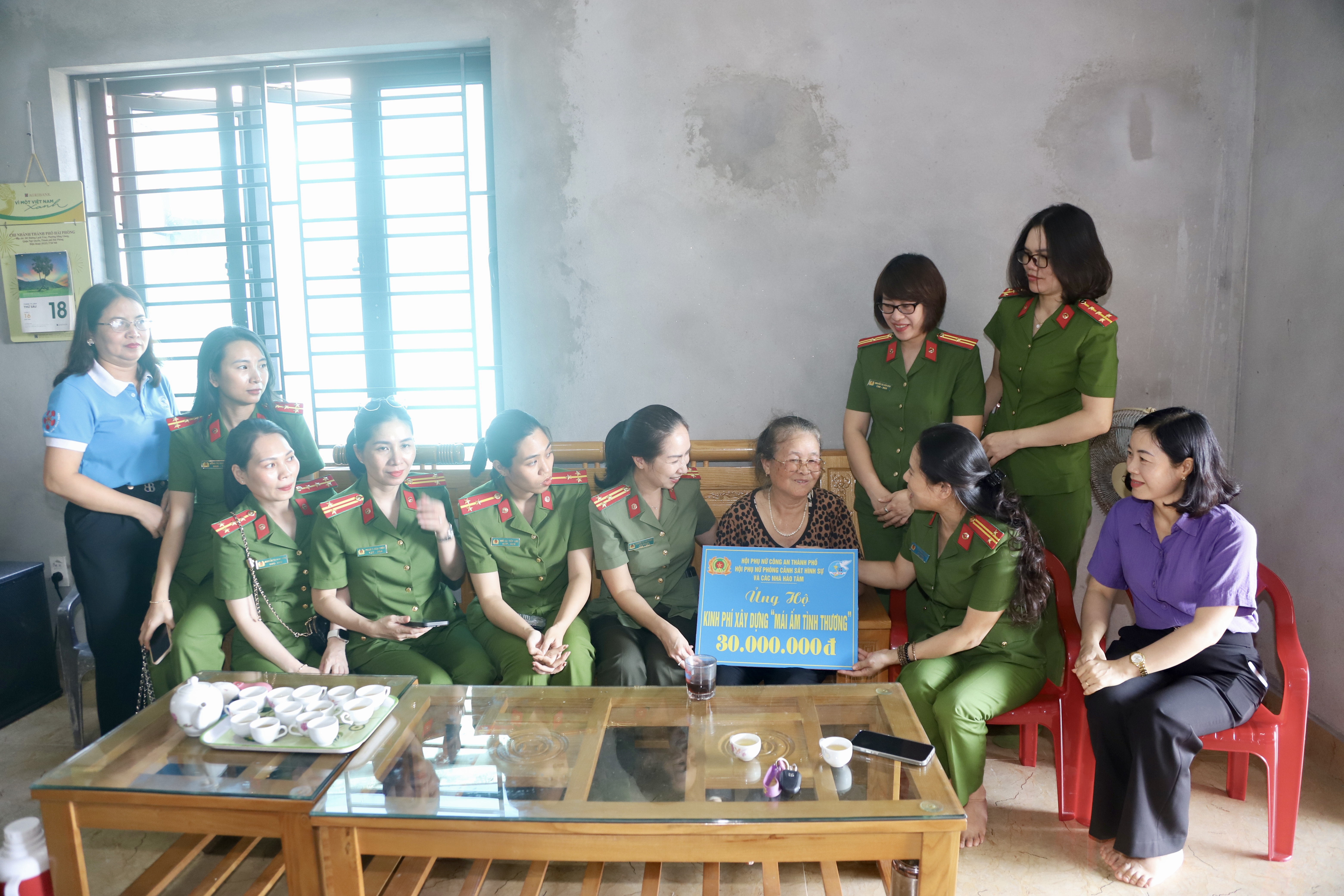 Hội Phụ nữ Phòng Cảnh sát hình sự CATP trao kinh phí hỗ trợ xây dựng 